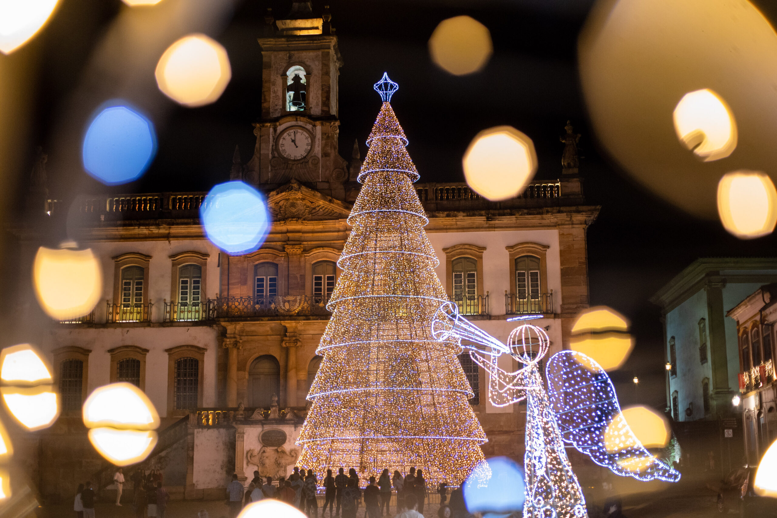 Cortejo natalino encanta público na abertura do Natal de Ouro Preto com a maior árvore das cidades históricas